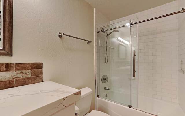 1849 Condos - Spacious 3 Bedrooms with Outdoor Pool & 3 Hot Tubs