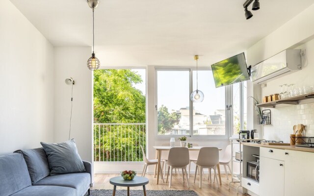 Bright & Sunny Apt in Trendy Location