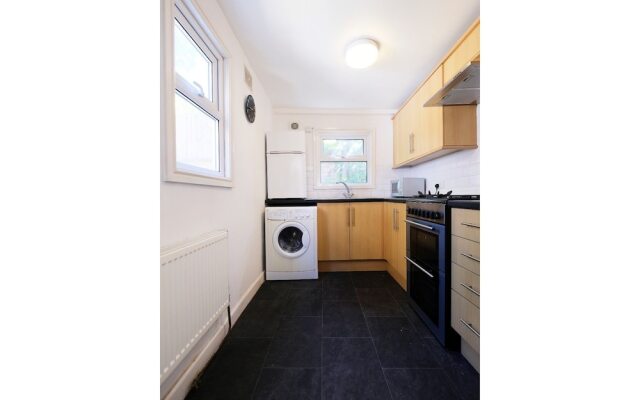 Quiet and Spacious 2-bedroom Flat , Sleeps 4