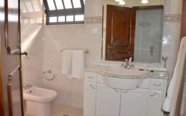 Spacious 4 Bedroom Villa, Private Pool, Free air Conditioning and Wifi
