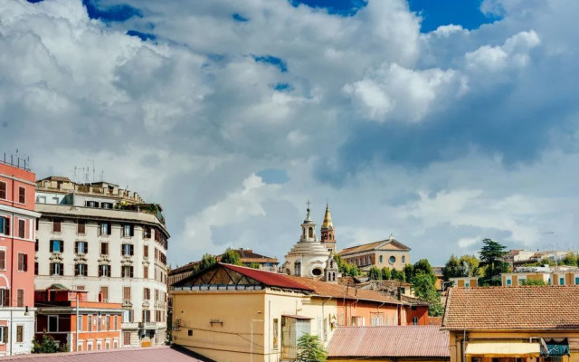 Sunny Flat in Elegant Building Close to Colosseum