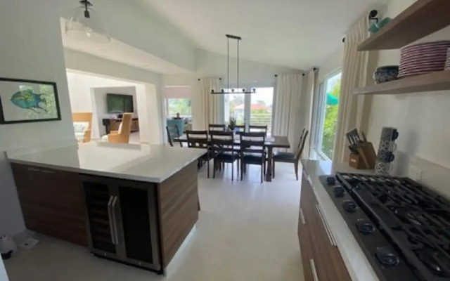 Newly Remodeled Townhouse w Private Pool Sc40