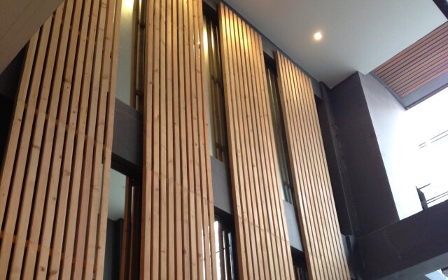 5ive Beach House Hotel