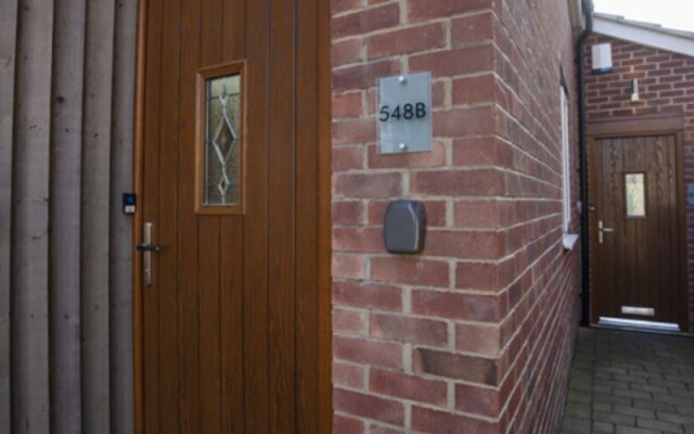 Whitehouse Apartments- Apartment B