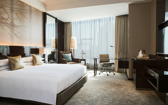 Renaissance Shanghai Pudong Hotel - Image 4