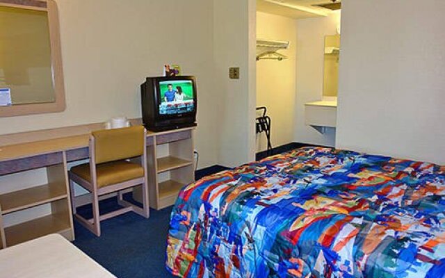 Motel 6 Tampa Downtown