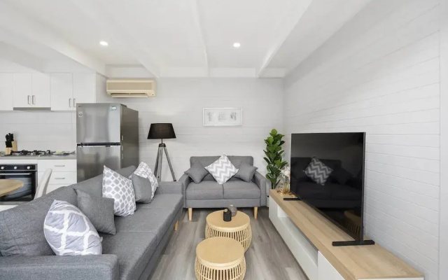 2-bed Rosebud Apartment With BBQ & Garden