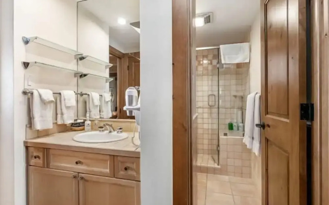 1 Bedroom Antlers Vacation Rental With Incredible Slopeside Views and Just a Short Walk to Gondola and Lionshead Village
