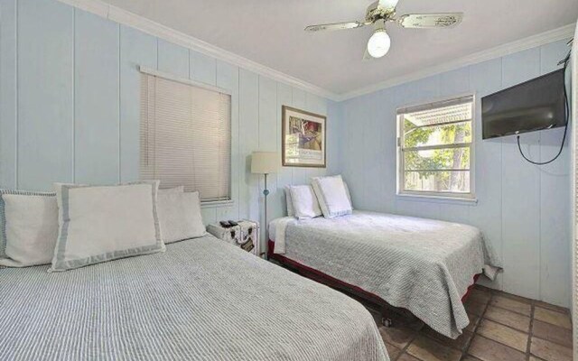 Florida Retreat with pool Sleeps 14