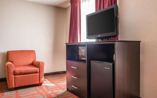 Quality Inn & Suites West Bend
