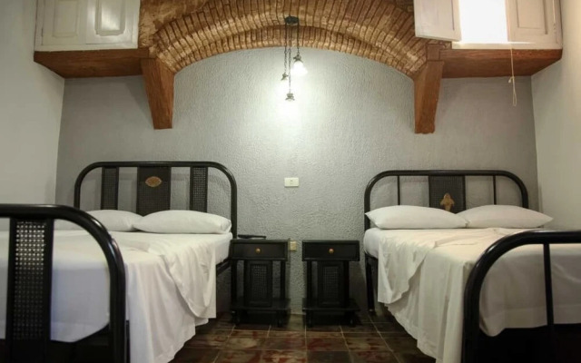 Sombrilla ft Mansion Cantero - Adults Only