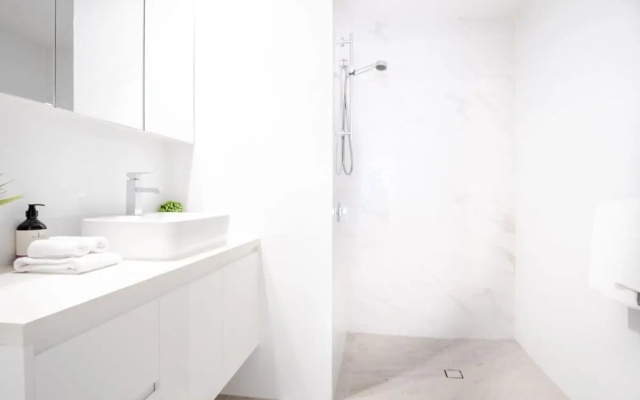 Modern 3 Bedroom Apartment, Just Minutes Walk to Kings Beach Waterfront - Ocean Views From Patio – Bathroom – Kings Beach