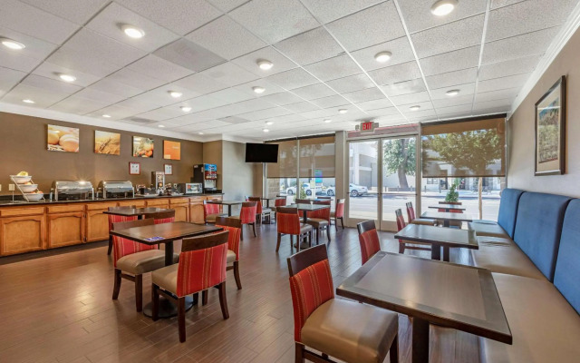 Comfort Suites Visalia Convention Center