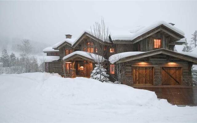 Gold Mine Lodge 6 BedroomHoliday home By Moving Mountains