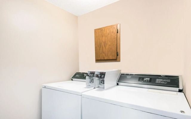 Super 8 By Wyndham Milbank