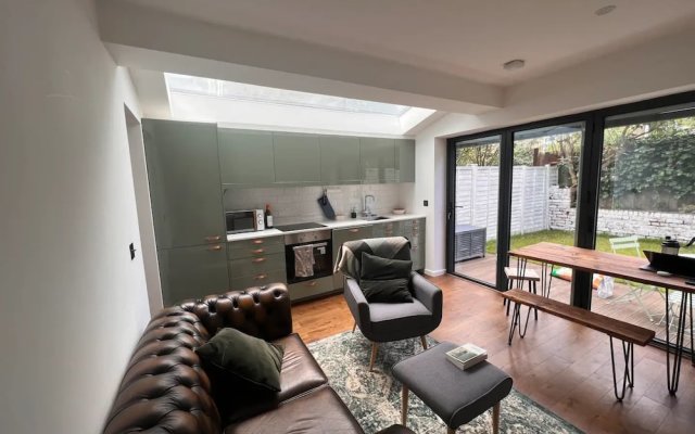 Contemporary 1 Bedroom Apartment in Peckham With Garden