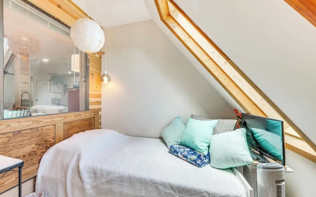 Walk to Slopes: Snowshoe Condo w/ Sunroom