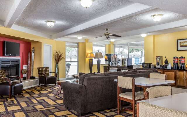 Econo Lodge Byron near Historic District - Warner Robins