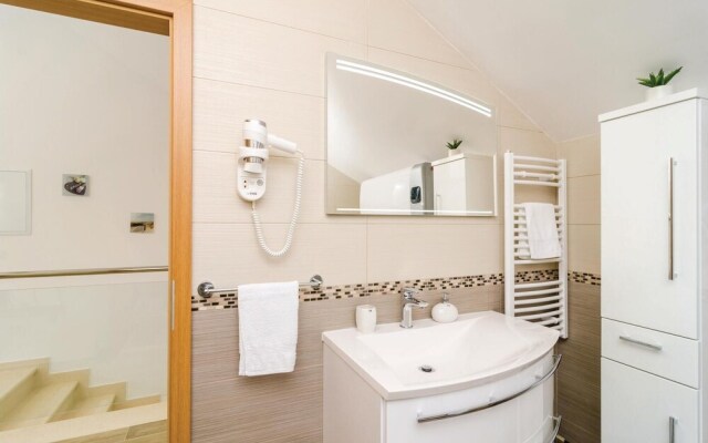Stunning Home in Cibaca With Wifi and 2 Bedrooms