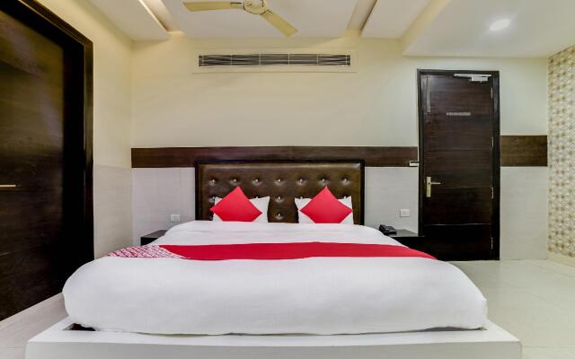 OYO Flagship 26585 Bhera Enclave Paschim Vihar