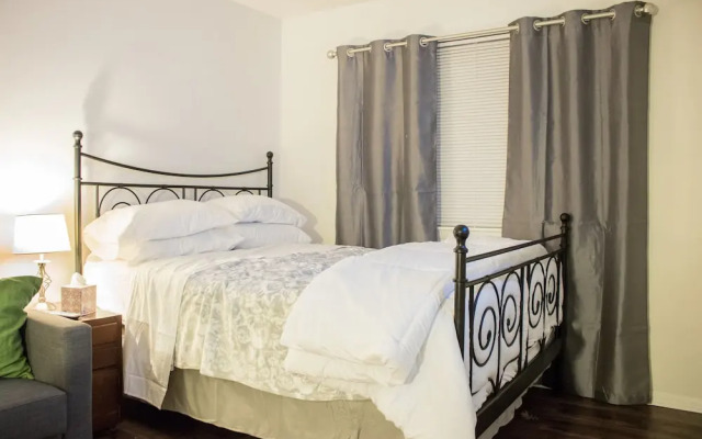 Luxury 2 Bed Condo Near Downtown