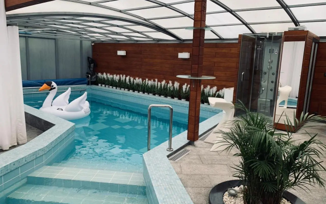 Apartament z prywatnym, krytym basenem