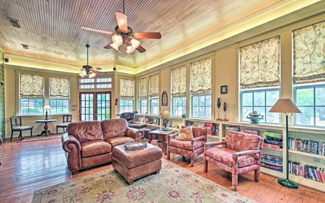 The Lilly House: Historic Glen Rose Home w/ Porch!