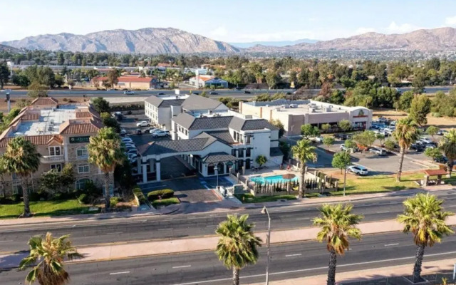 Homestay Suites - Studios & Spas