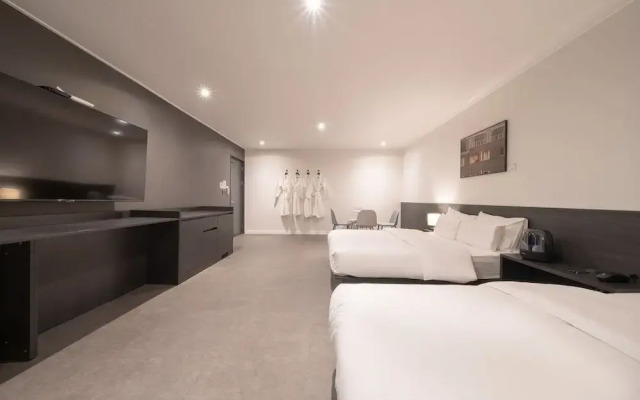 Workers Hotel Daejeon by Aank