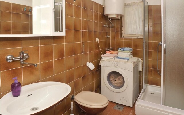 Nice Home in Slatine with Hot Tub, WiFi & 6 Bedrooms