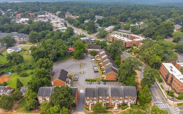 Five Points Dawg Crib On Campus