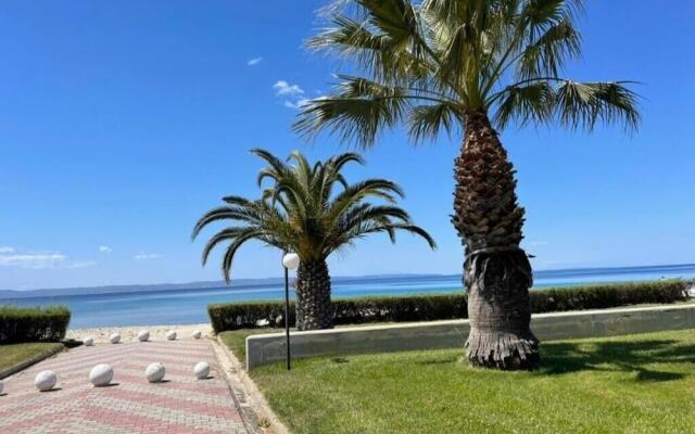Cozy Beachfront Maisonette Offers Panoramic Views of Sea!