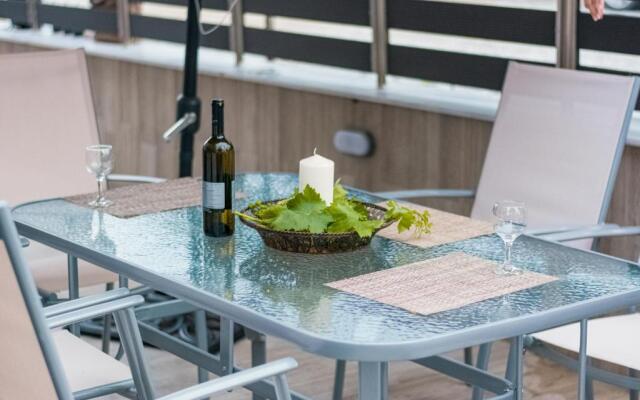 Design Suites Efharis (Syrah)