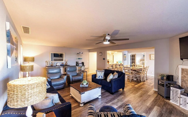 Lazy L at the Lake Chic 3 BDR Condo w/ Boat Slip