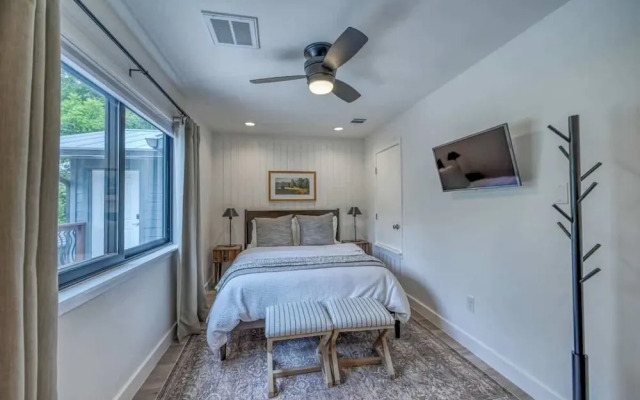 Luxury Riverfront Villa With Firepit & Gameroom!