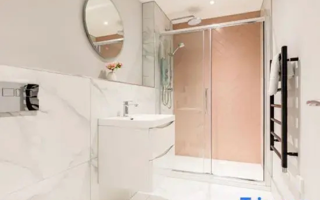 Bright & Stylish King Bed Apt w/ Free Gym & WI-FI