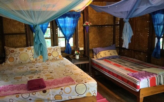 拉廊奥艾简易别墅(Aow Yai Bungalows)