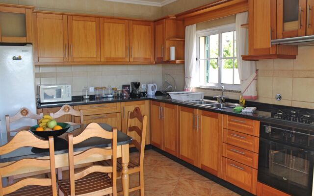 Ideal for couples or families, sunny area surrounded by vines | Casa Vista Bela