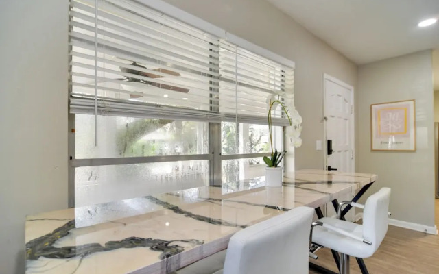 4 Mi to Dtwn: Pet-friendly Tampa Retreat