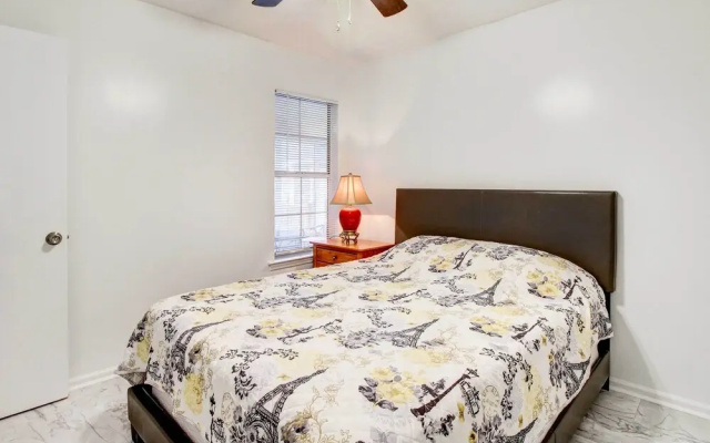 Peaceful Savannah Home - 11 Mi to Beaches!