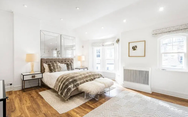 4-bed House Next To Harrods Pont Street Mews