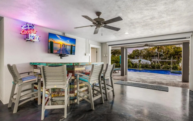 Snook Lookout - 211 Oak Ave