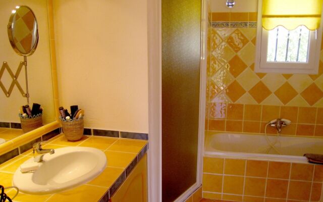 Gorgeous Villa in Bagnols-en-Foret with Swimming Pool
