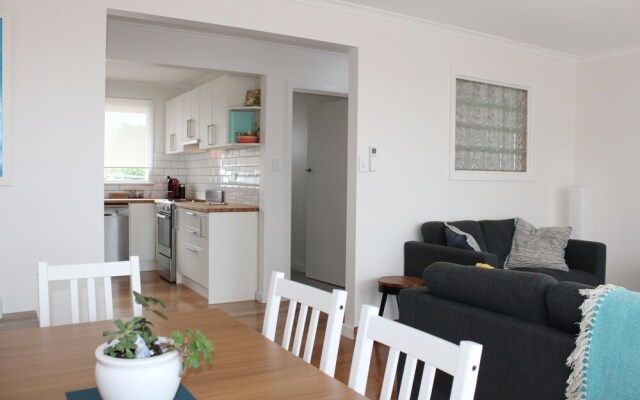 Newly Renovated Villa - Waters Edge
