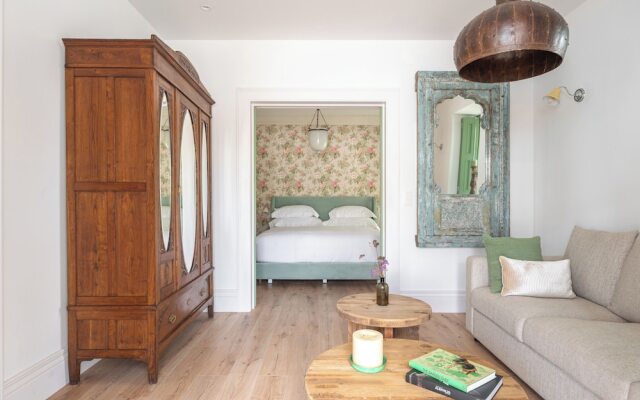 The Green House by Santiago de Alfama