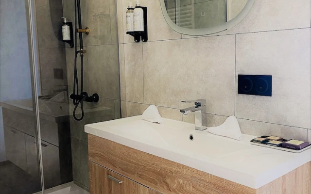 Un Moment Suspendu Pour Couple : Houseboat « Trampoline sur Leau »