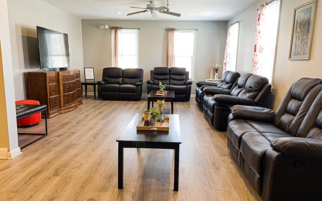 THE 1023 With Private Yard & Parking, Near Falls & Casino by Niagara Hospitality