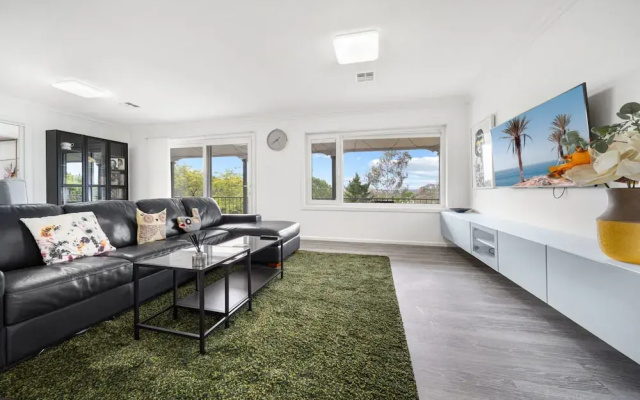 4-bed Family Home With Spacious Backyard and BBQ