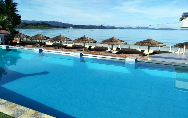 Foxy's Beach Resort