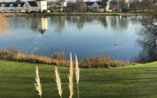 Luxury 3 Bed Home by the Lake